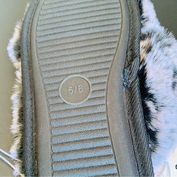 Stars Above Gray Fluffy Slippers - Picture 3 of 3